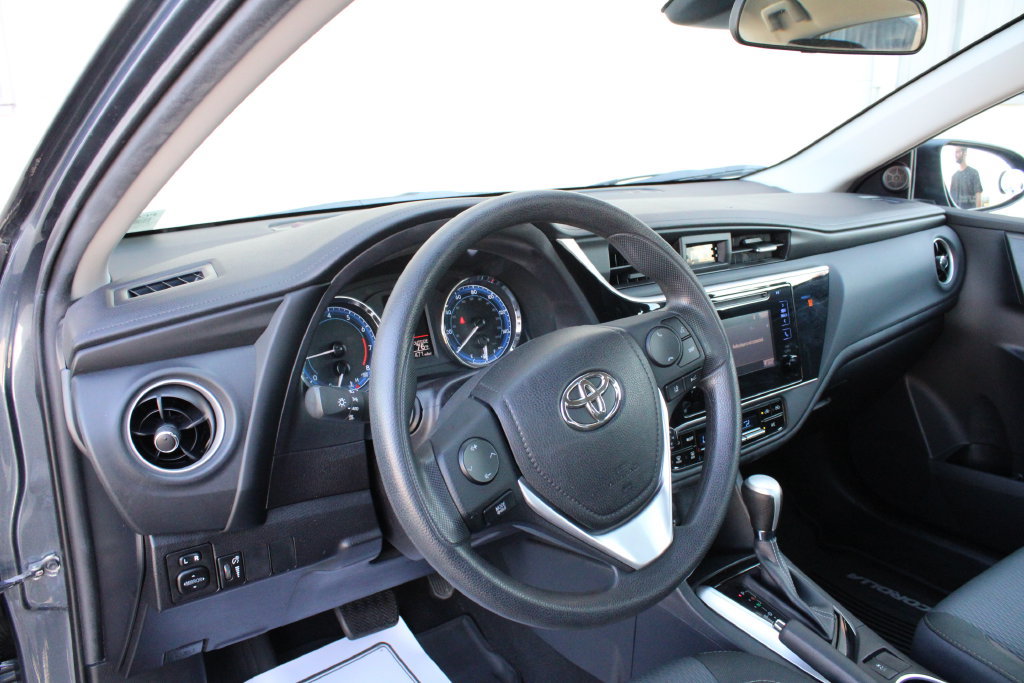 Used 2018 Toyota Corolla LE FWD image 2