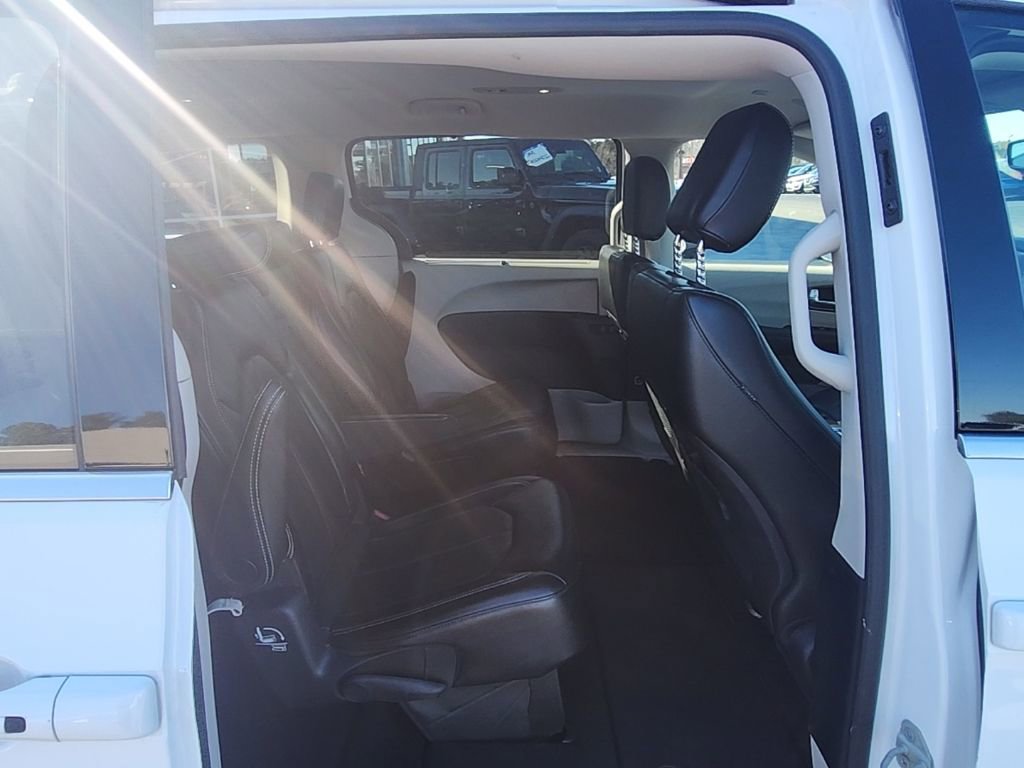 Used 2024 Chrysler Pacifica Touring-L image 36