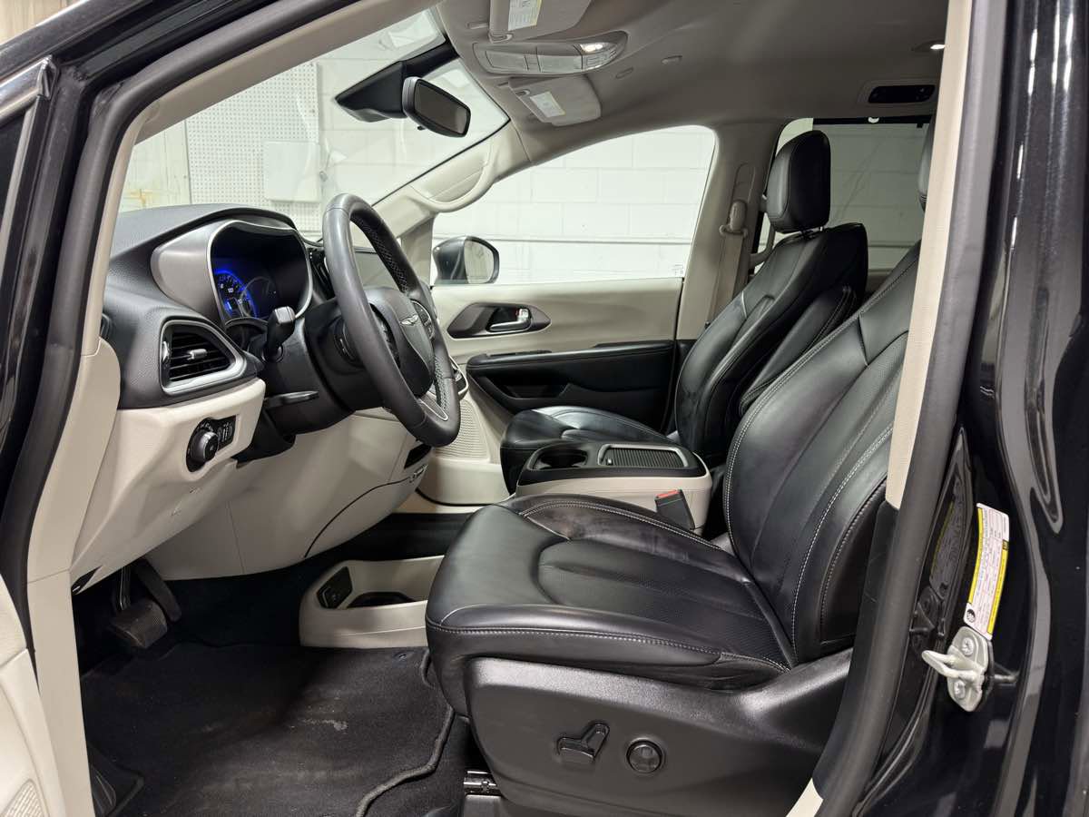 Used 2023 Chrysler Pacifica Touring-L image 9