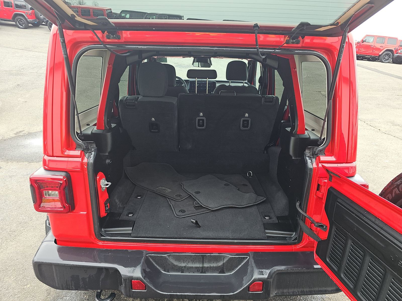 Used 2025 Jeep Wrangler Unlimited Sahara AWD/4WD image 17