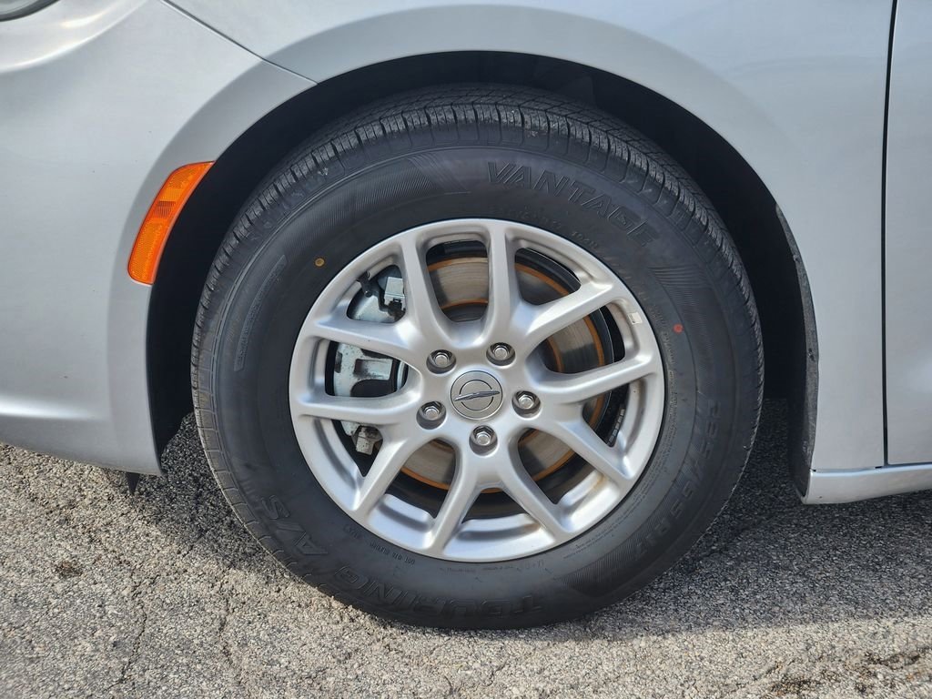 Used 2024 Chrysler Pacifica Touring-L image 12