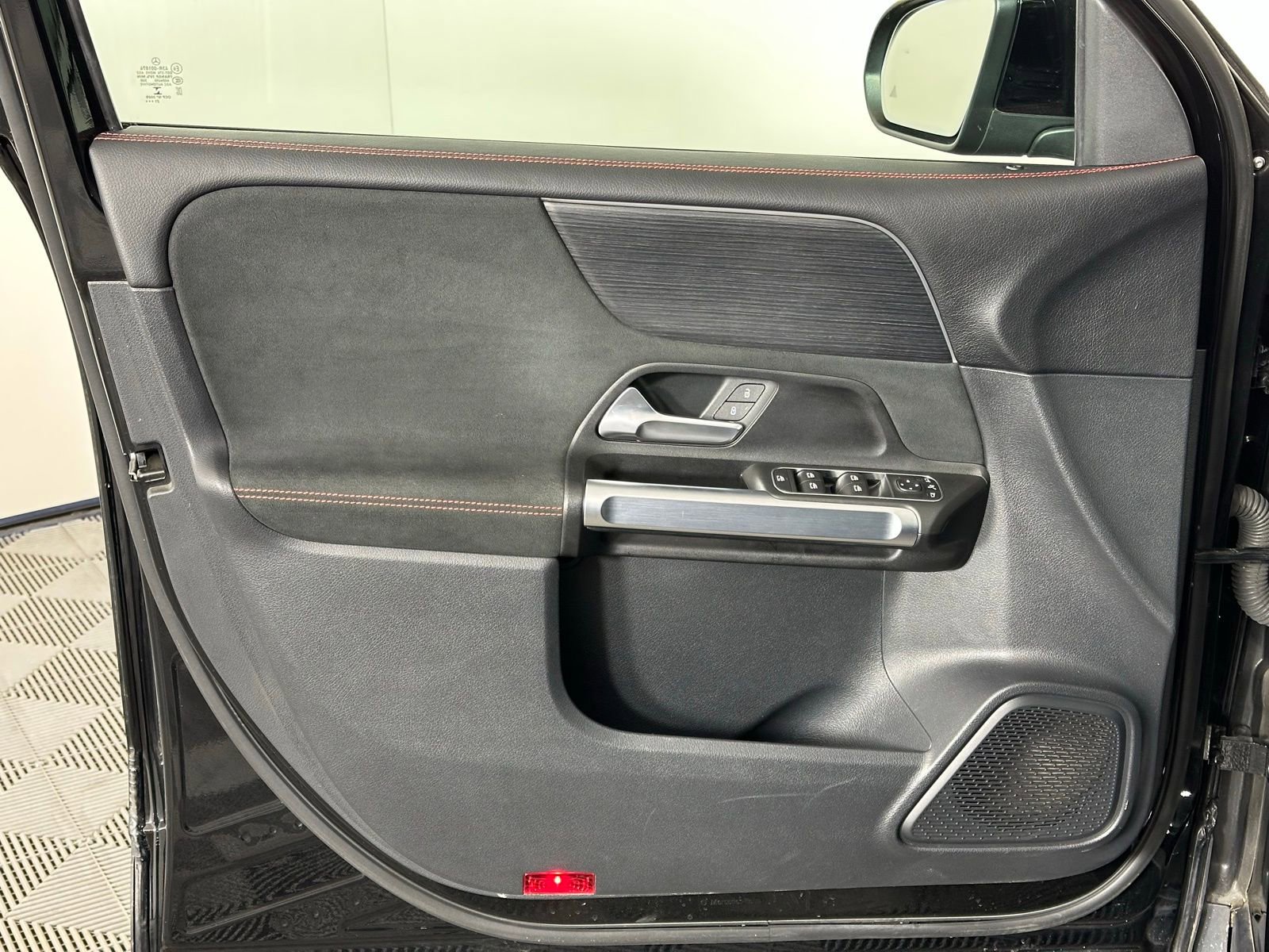 Used 2022 Mercedes-Benz GLB 250 4MATIC image 34