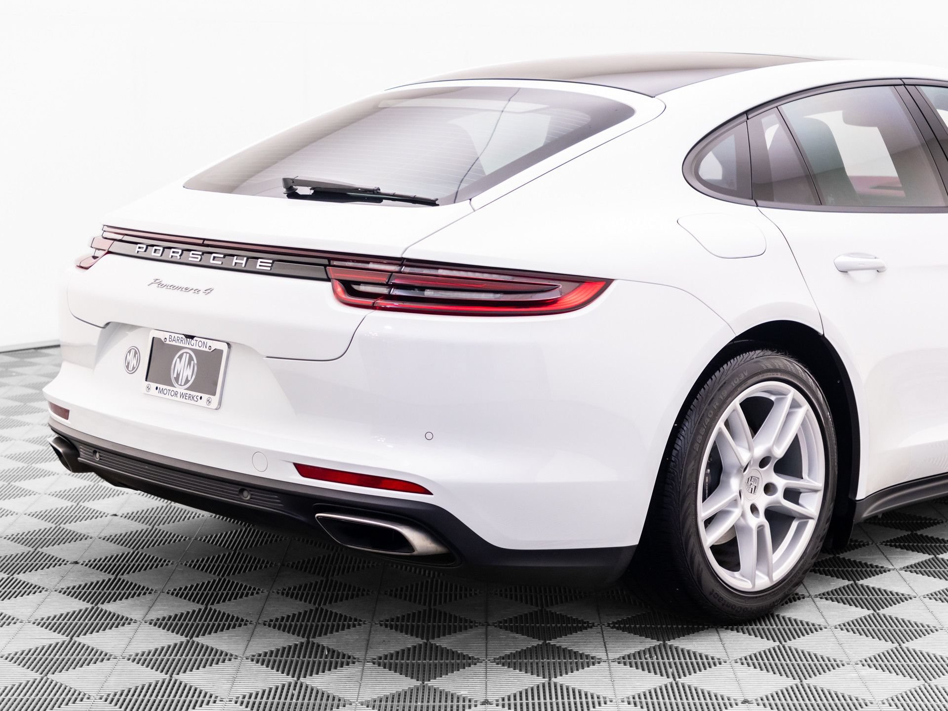 Used 2018 Porsche Panamera 4 AWD/4WD image 32