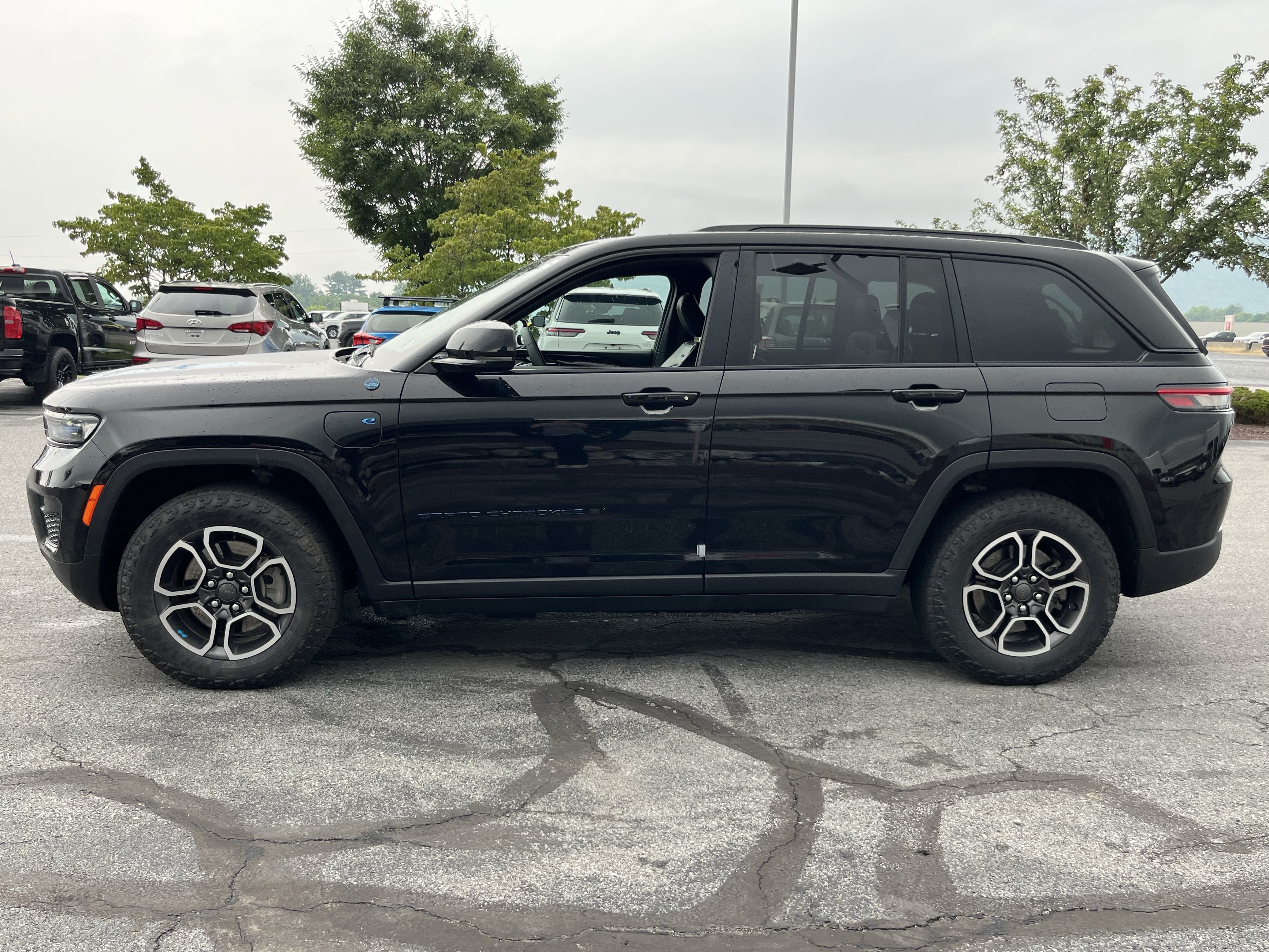 Used 2023 Jeep Grand Cherokee Trailhawk w/ Luxury Tech Group III AWD/4WD image 10