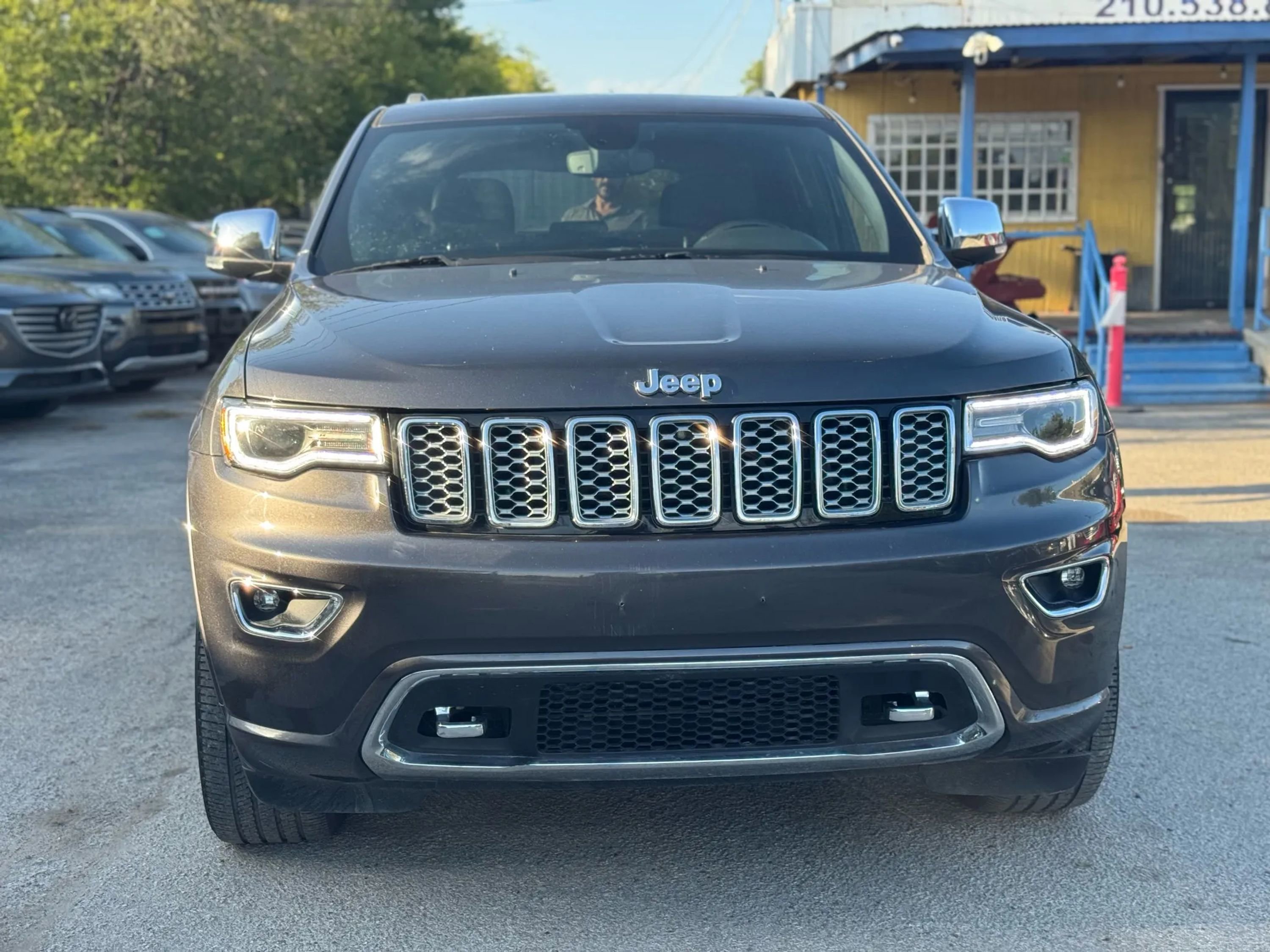 Used 2019 Jeep Grand Cherokee Overland image 2