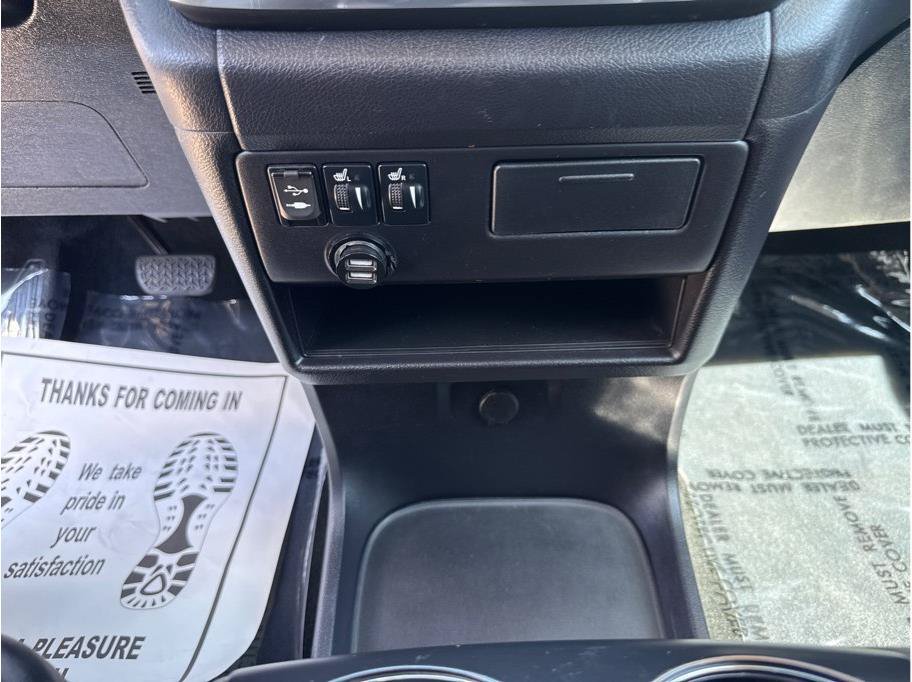 Used 2015 Toyota Sienna SE w/ SE Preferred Package FWD image 34