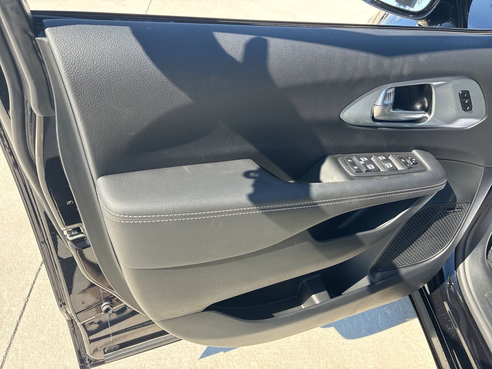 New 2026 Chrysler Pacifica Limited w/ Uconnect Theater Family Group image 20