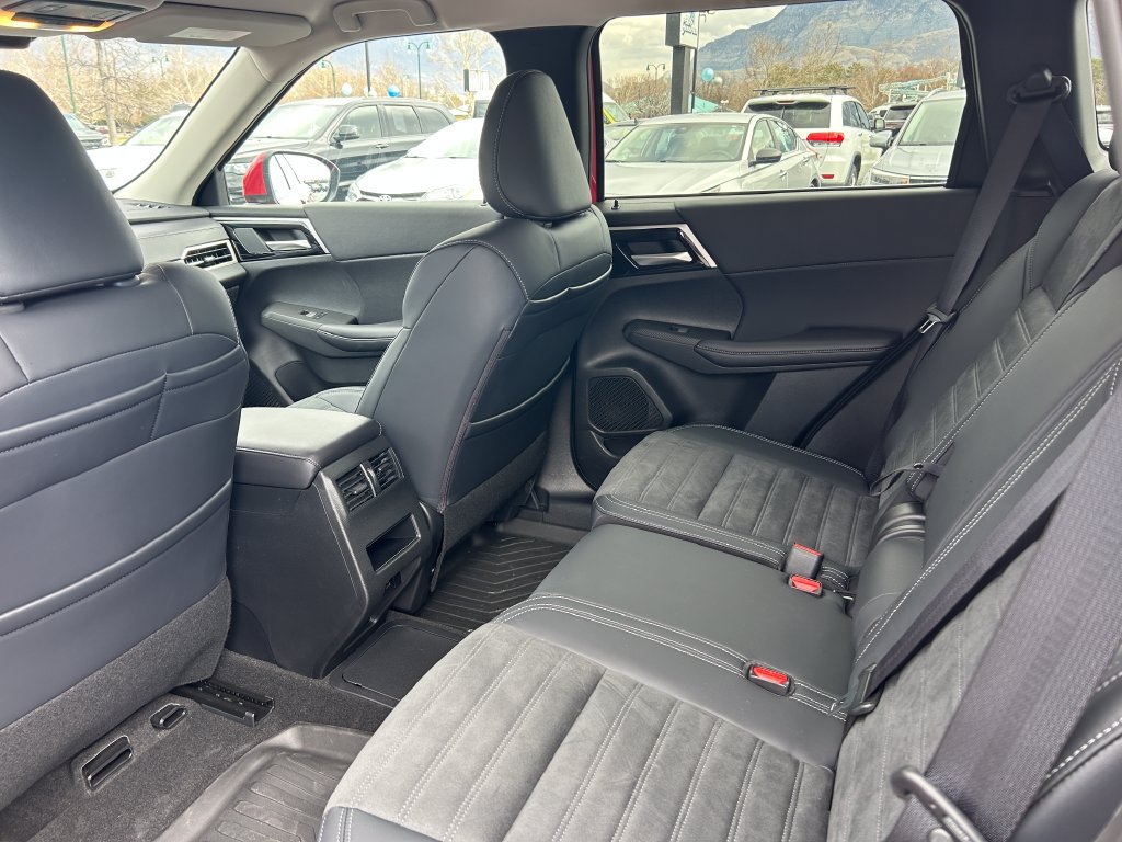 Used 2025 Mitsubishi Outlander 4WD Plug-In Hybrid image 31