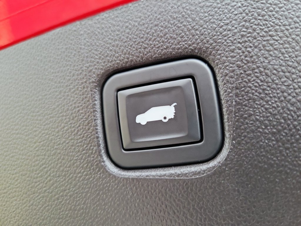 Used 2024 Chevrolet Blazer LT w/ Sound & Technology Package FWD image 8