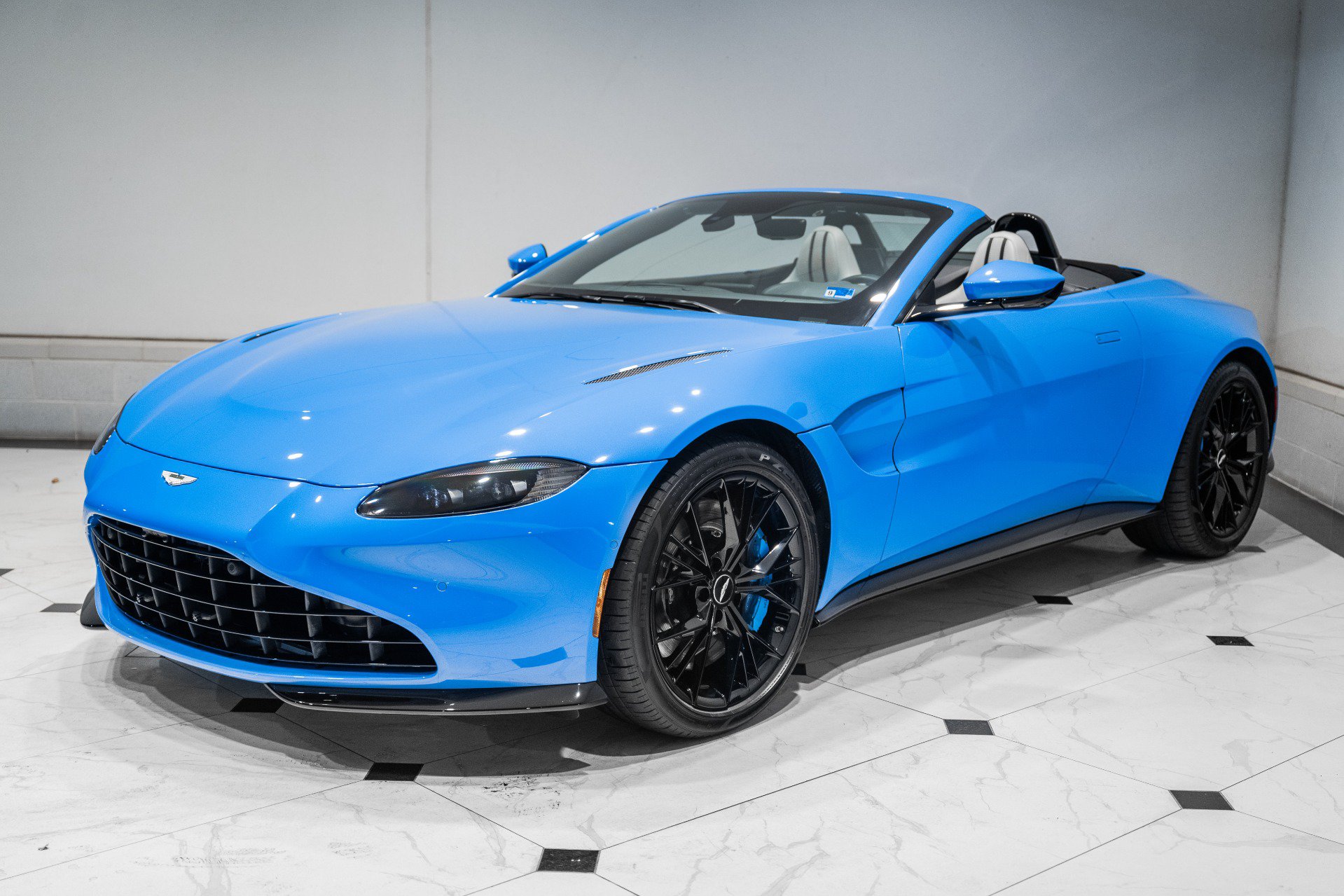 Used 2021 Aston Martin V8 Vantage Roadster RWD image 42