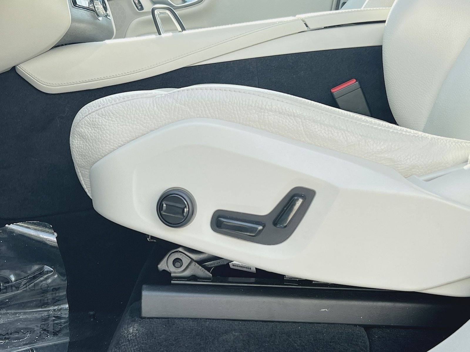 Used 2024 Volvo XC90 B6 Plus w/ Protection Package image 14