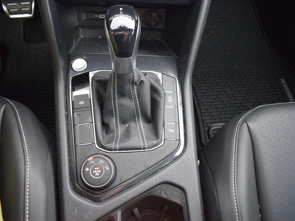Certified 2022 Volkswagen Tiguan SE R-Line image 33