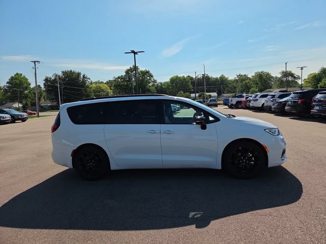 Used 2025 Chrysler Pacifica Limited FWD image 5