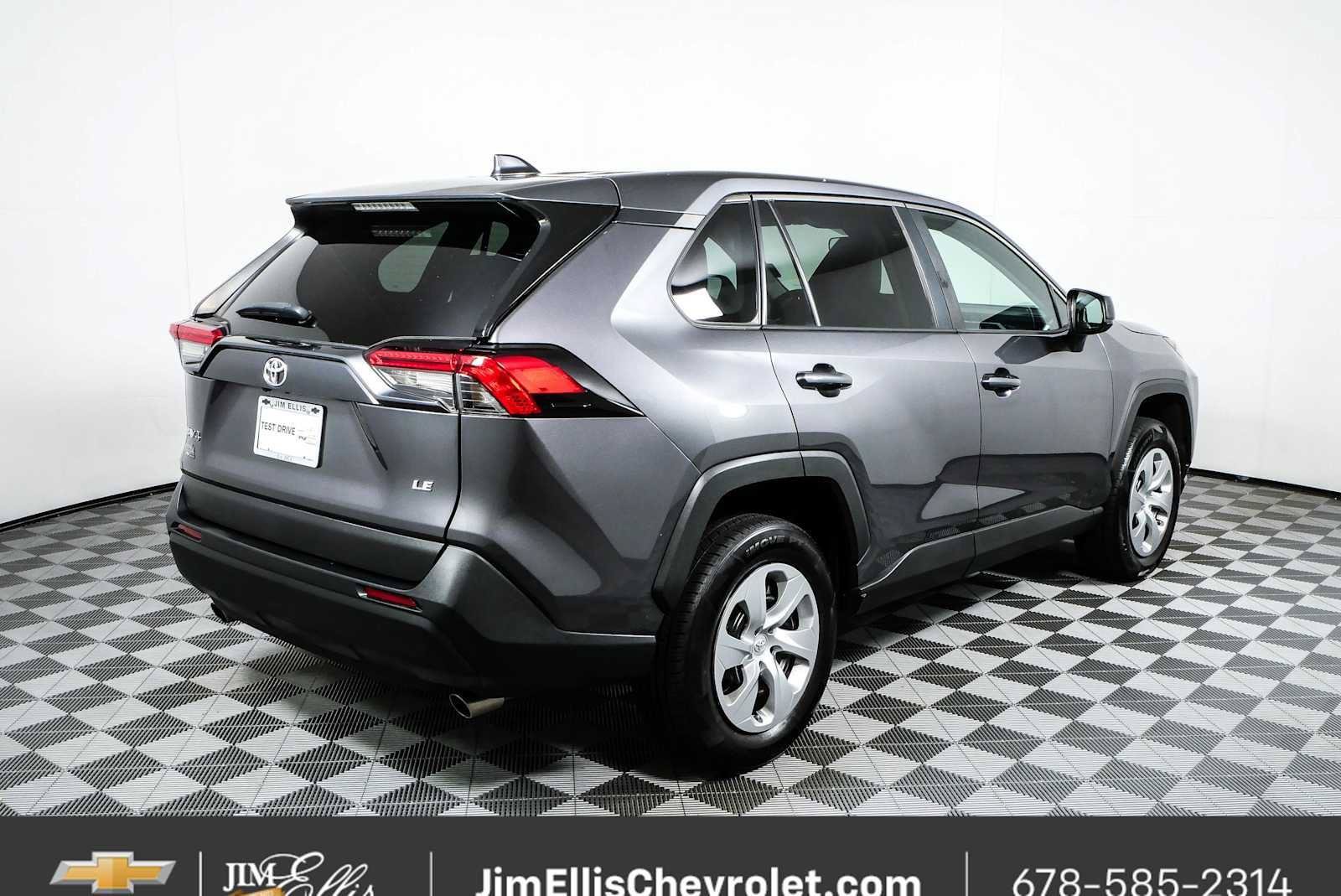 Used 2022 Toyota RAV4 LE FWD image 3