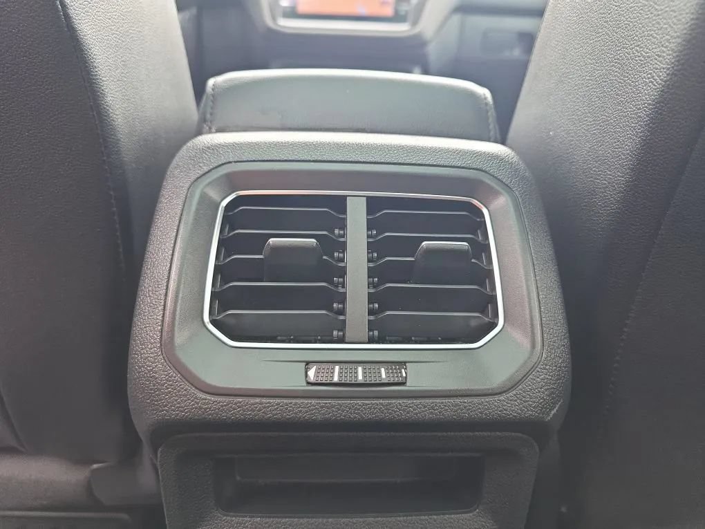 Used 2018 Volkswagen Tiguan SEL AWD/4WD image 44