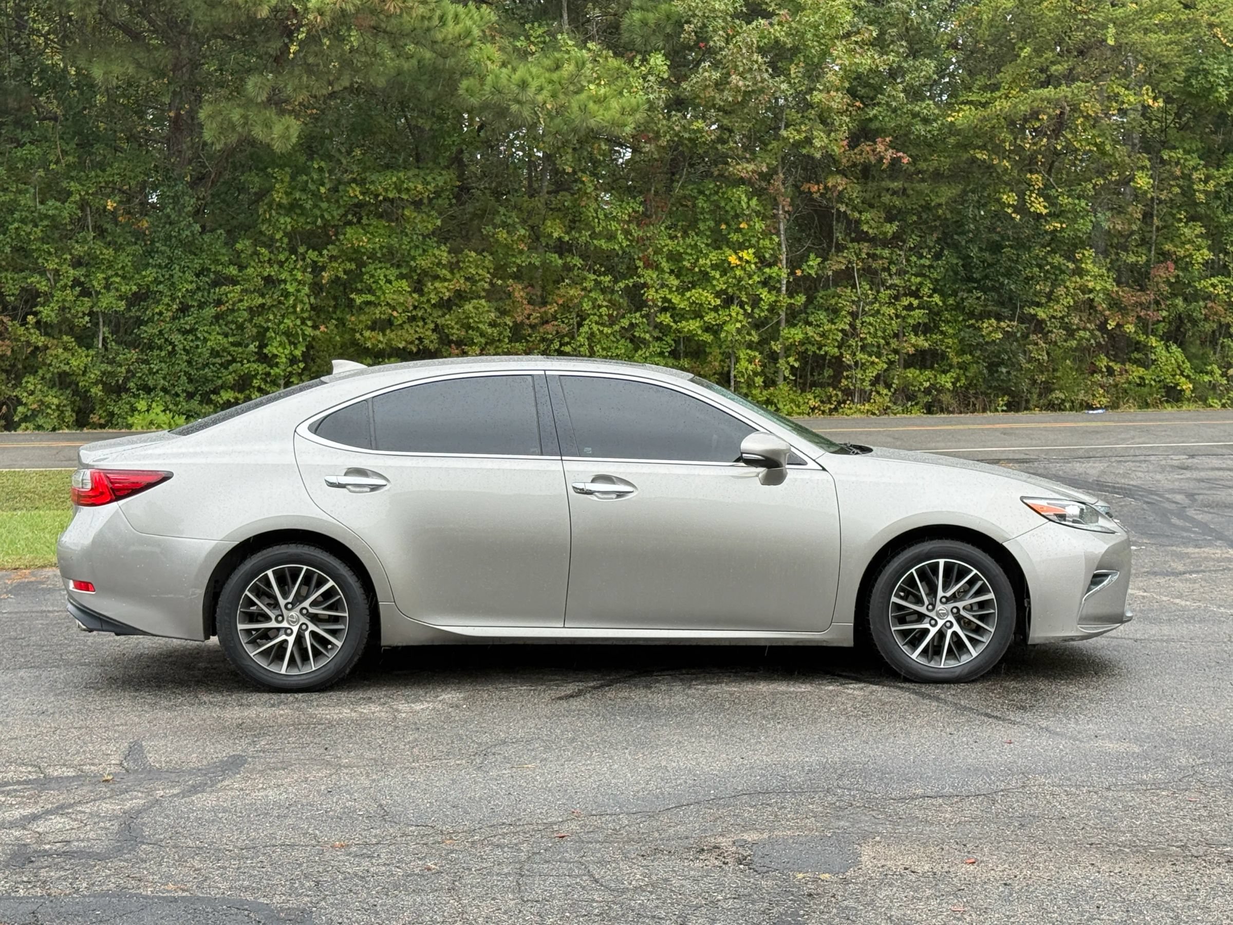 Used 2017 Lexus ES 350 w/ Luxury Package FWD image 3
