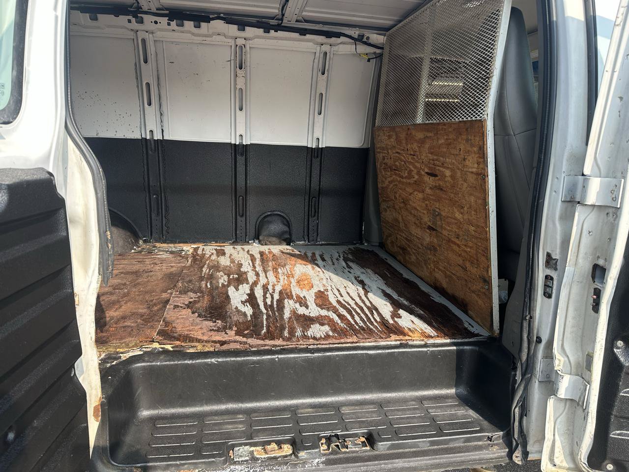 Used 2019 Chevrolet Express 3500 w/ Driver Convenience Package RWD image 9
