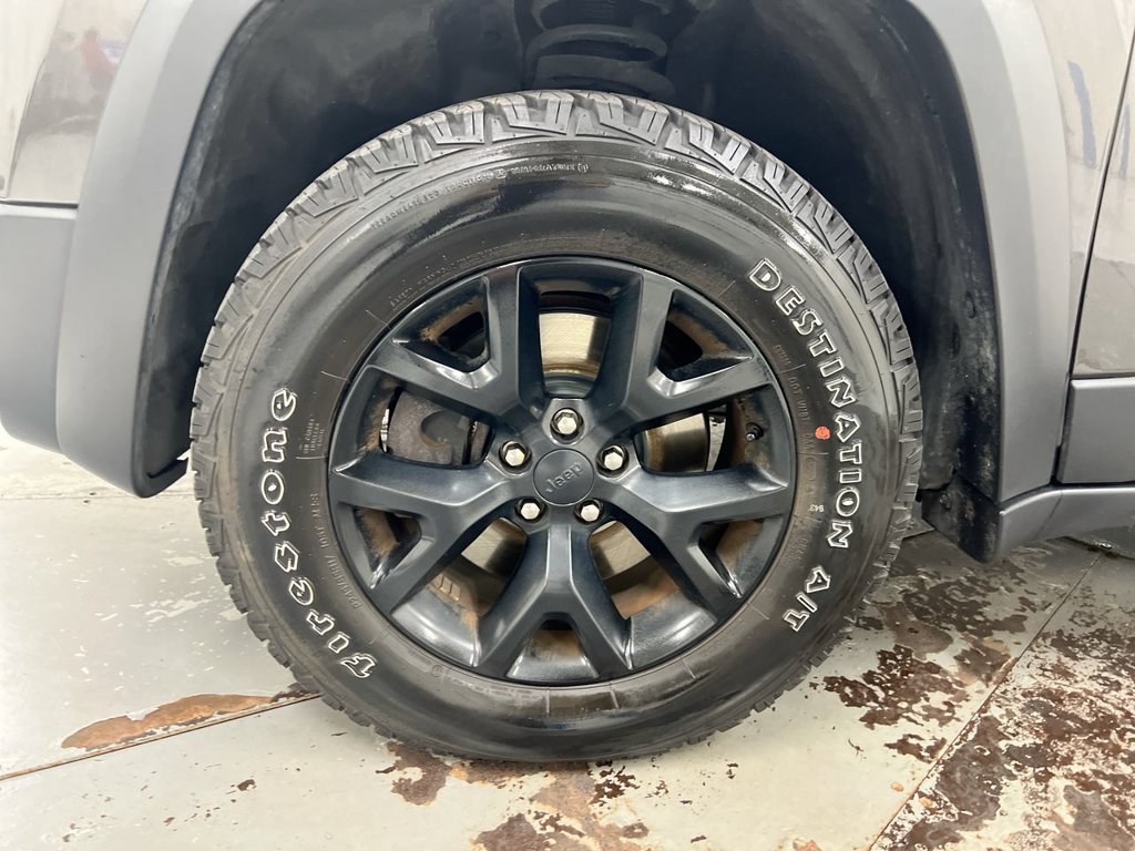 Used 2018 Jeep Cherokee Trailhawk w/ Cold Weather Group AWD/4WD image 26