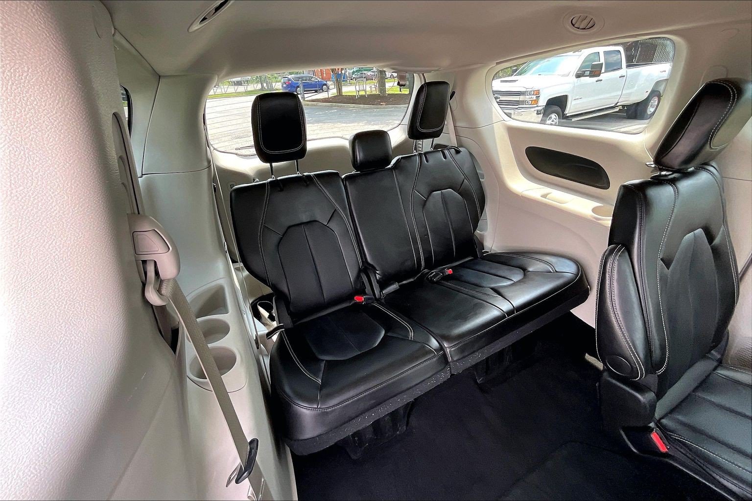 Used 2024 Chrysler Pacifica Touring-L FWD image 31