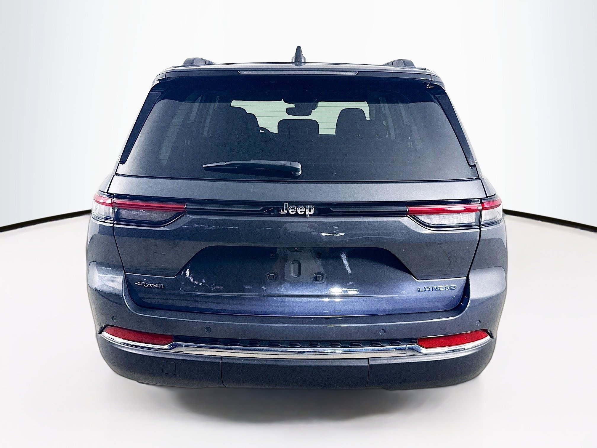 Used 2023 Jeep Grand Cherokee Laredo image 29