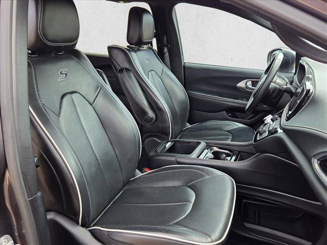 Used 2021 Chrysler Pacifica Limited w/ Uconnect Theater Family Group FWD image 26