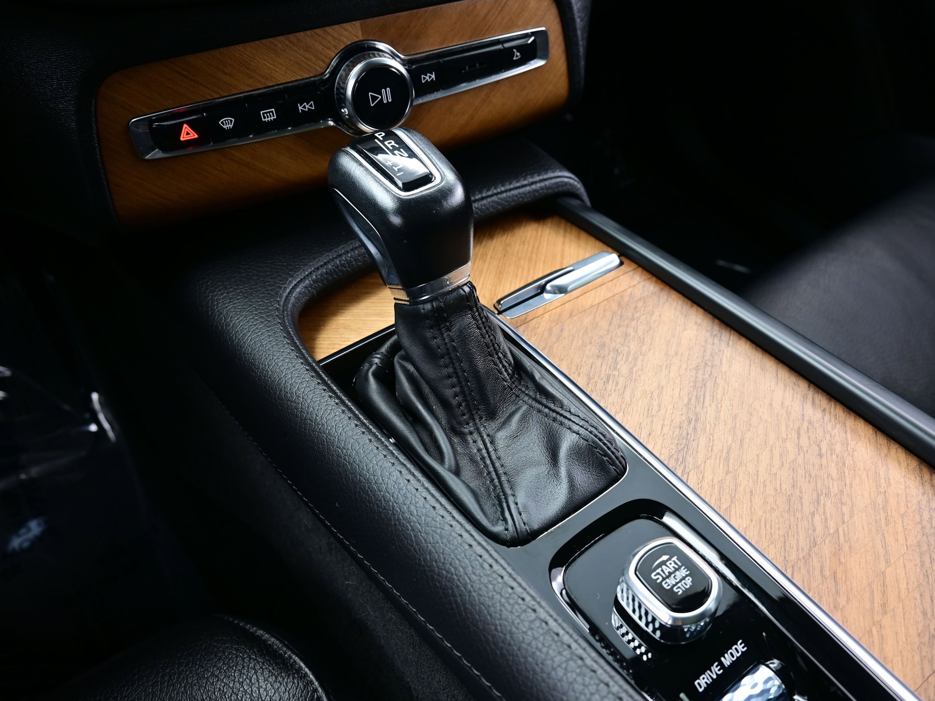 Used 2021 Volvo XC90 T6 Momentum w/ Advanced Package image 23