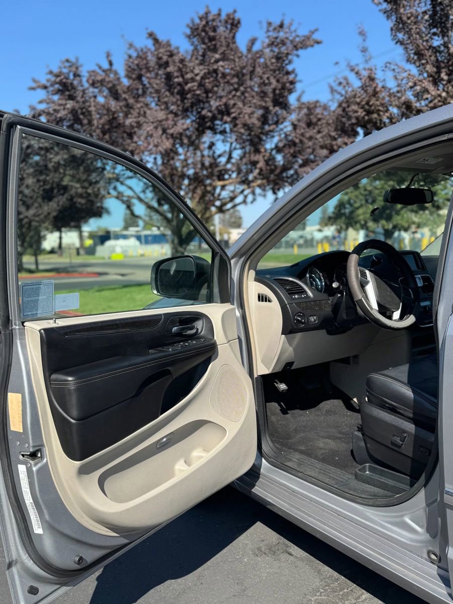 Used 2013 Chrysler Town & Country Touring image 8