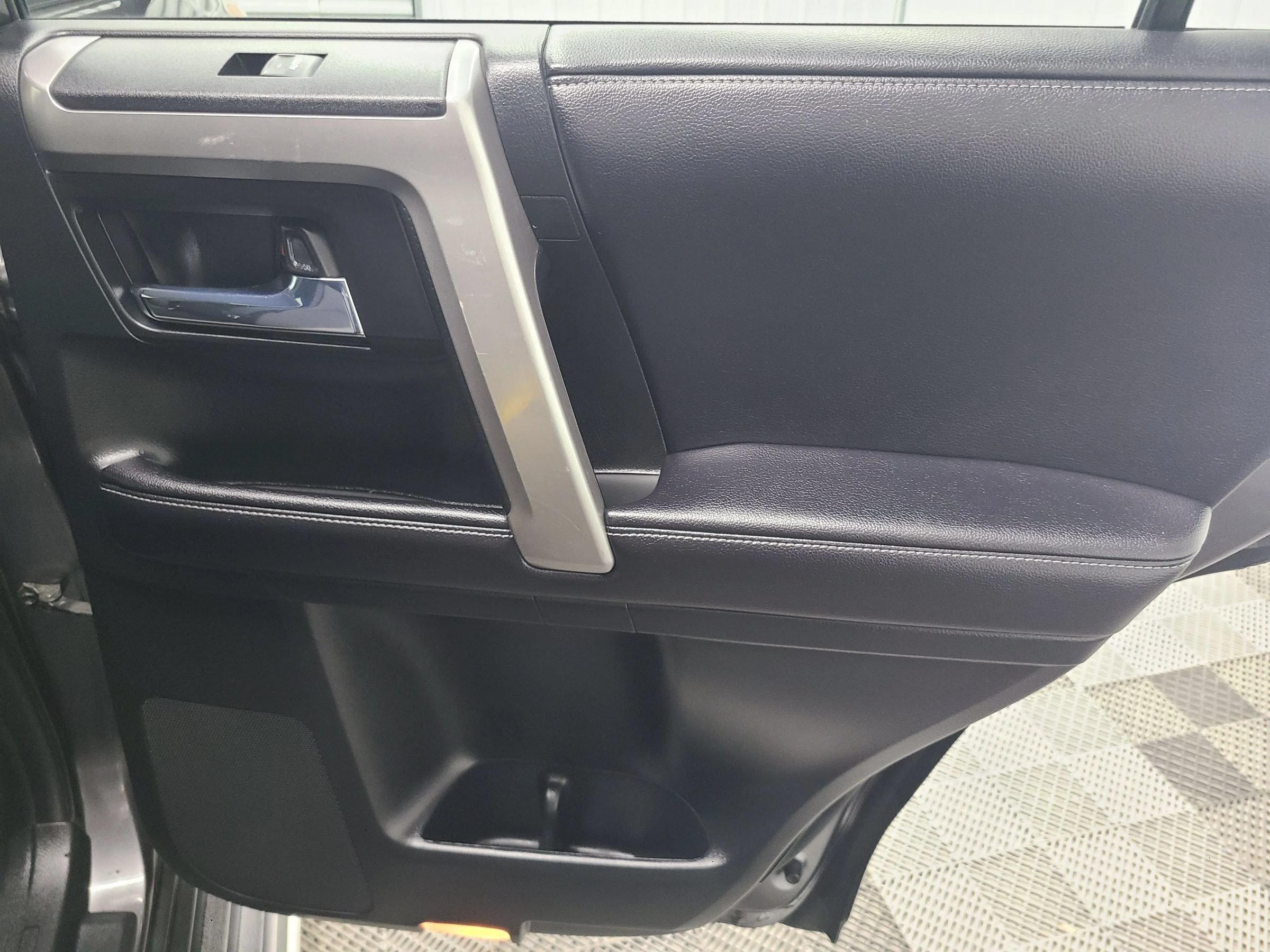 Used 2017 Toyota 4Runner SR5 AWD/4WD image 39