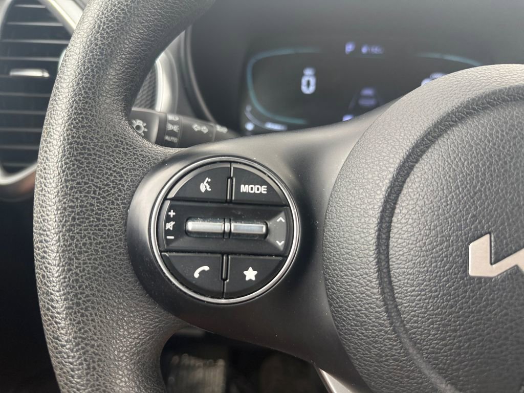 Used 2025 Kia Soul LX w/ LX Technology Package FWD image 19