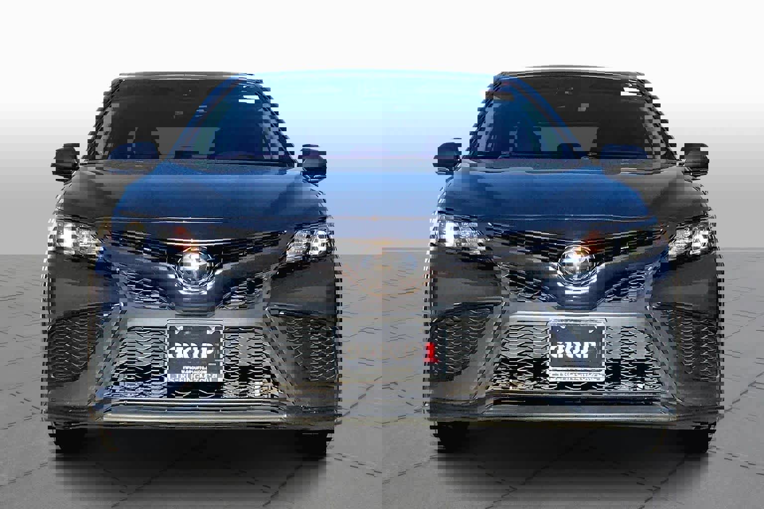 Used 2022 Toyota Camry SE image 3