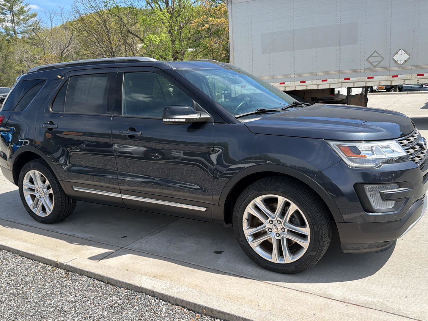 Used 2017 Ford Explorer XLT w/ Equipment Group 202A AWD/4WD image 2