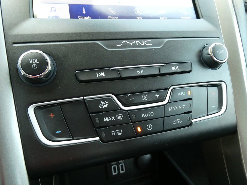 Used 2020 Ford Fusion SE FWD image 26