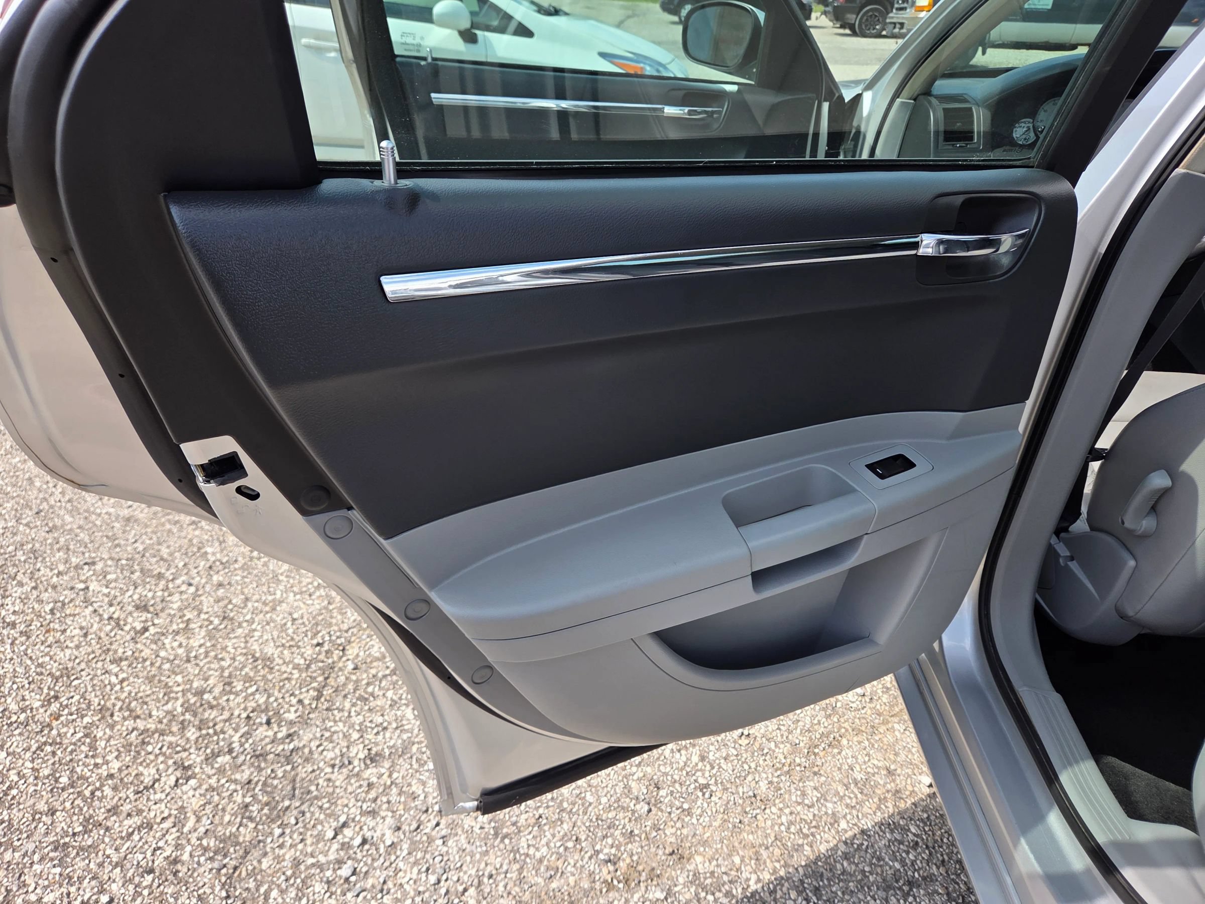 Used 2007 Chrysler 300 Touring w/ Comfort/Convenience Group RWD image 16