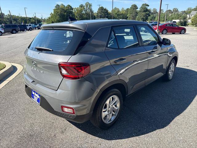 Used 2021 Hyundai Venue SE FWD image 4