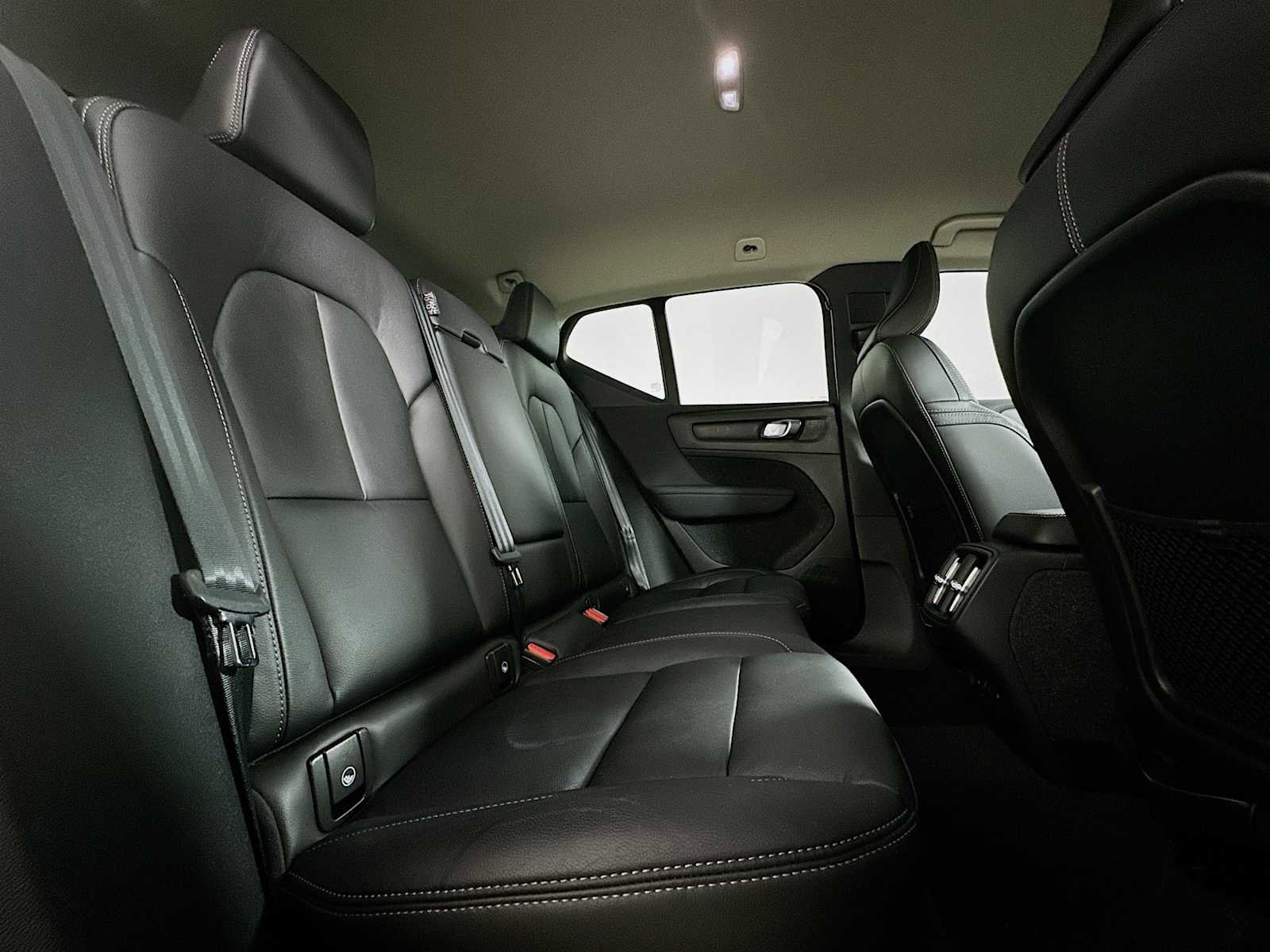 Used 2023 Volvo XC40 B4 Core w/ Convenience Package image 25