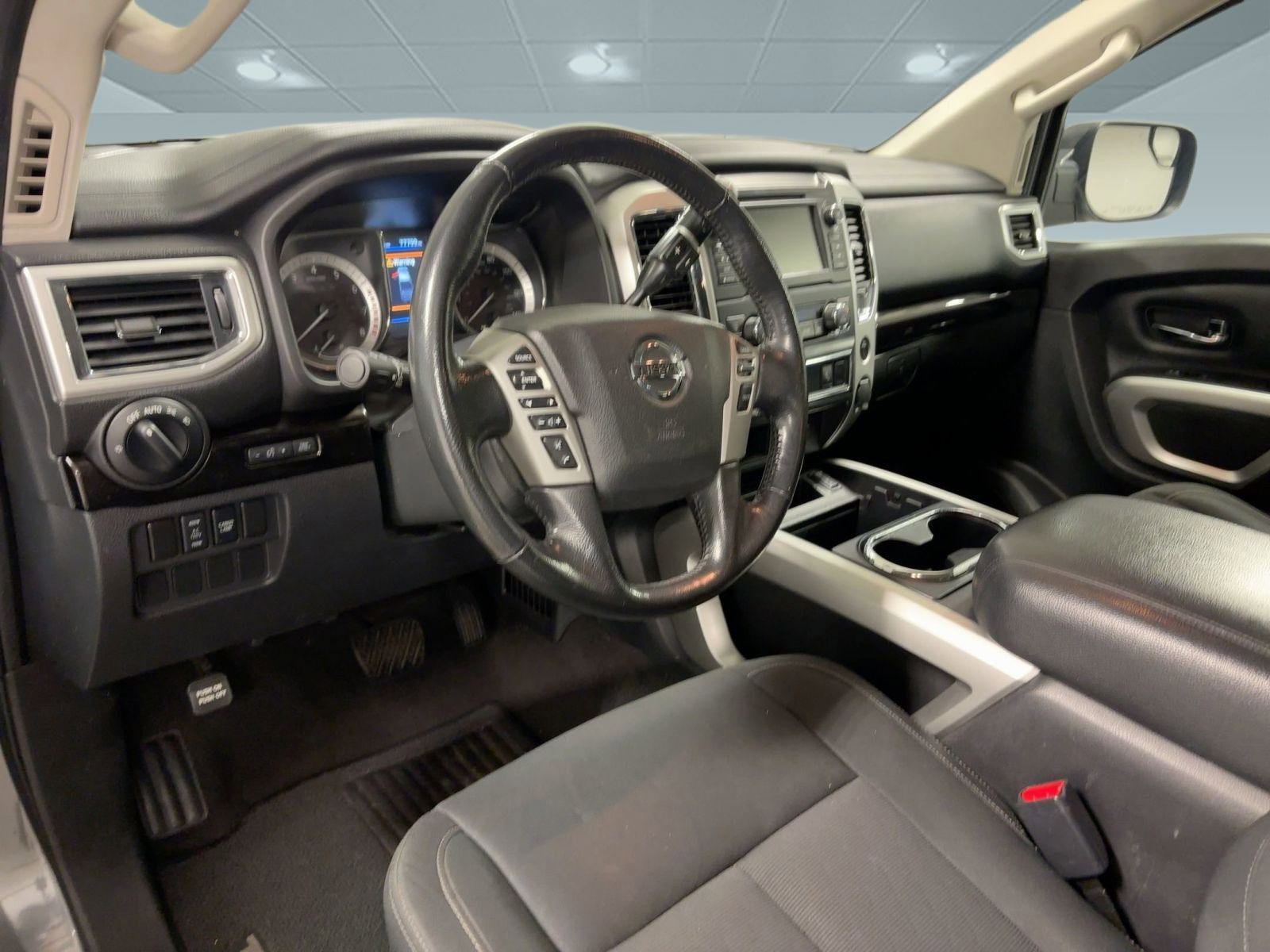 Used 2019 Nissan Titan SV w/ SV Convenience Package image 3
