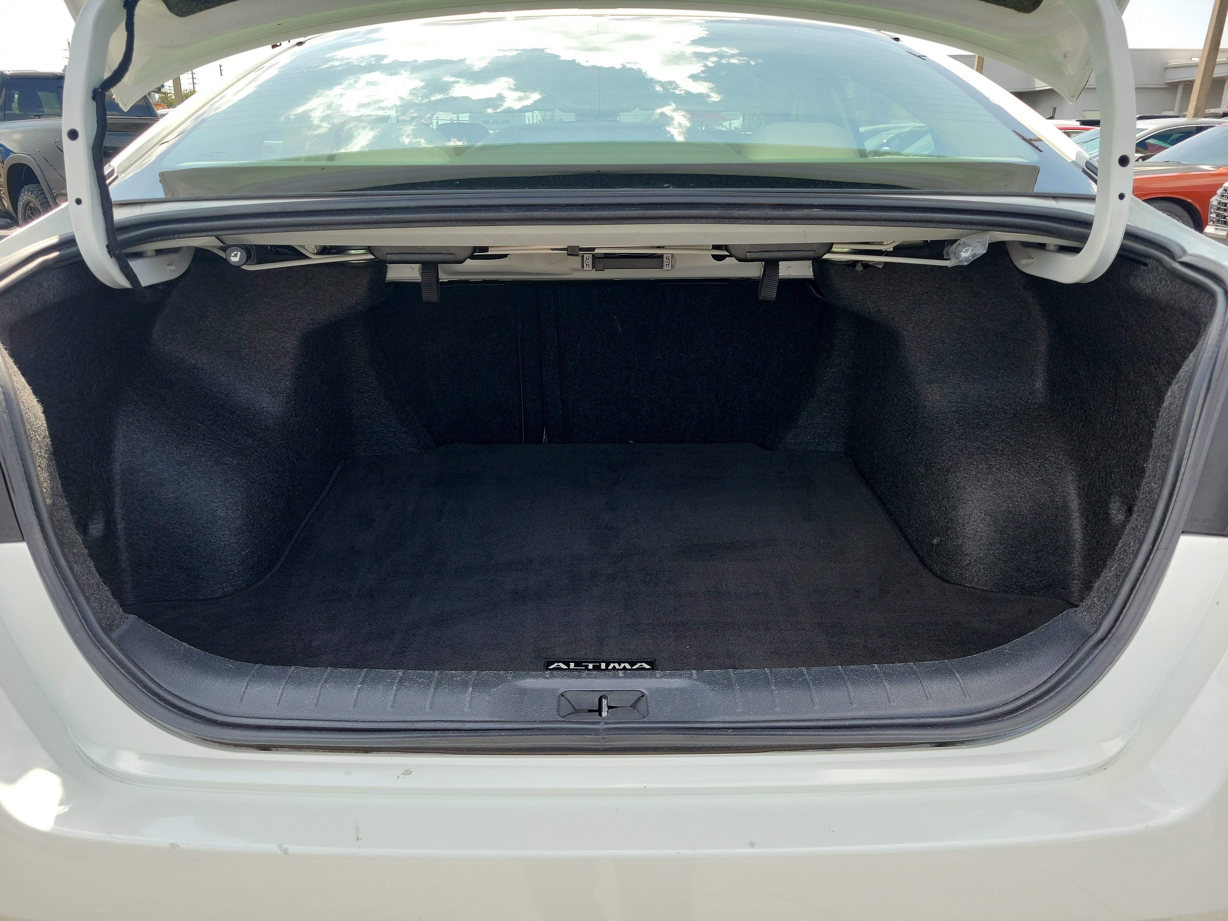 Used 2025 Nissan Altima 2.5 SV FWD image 10