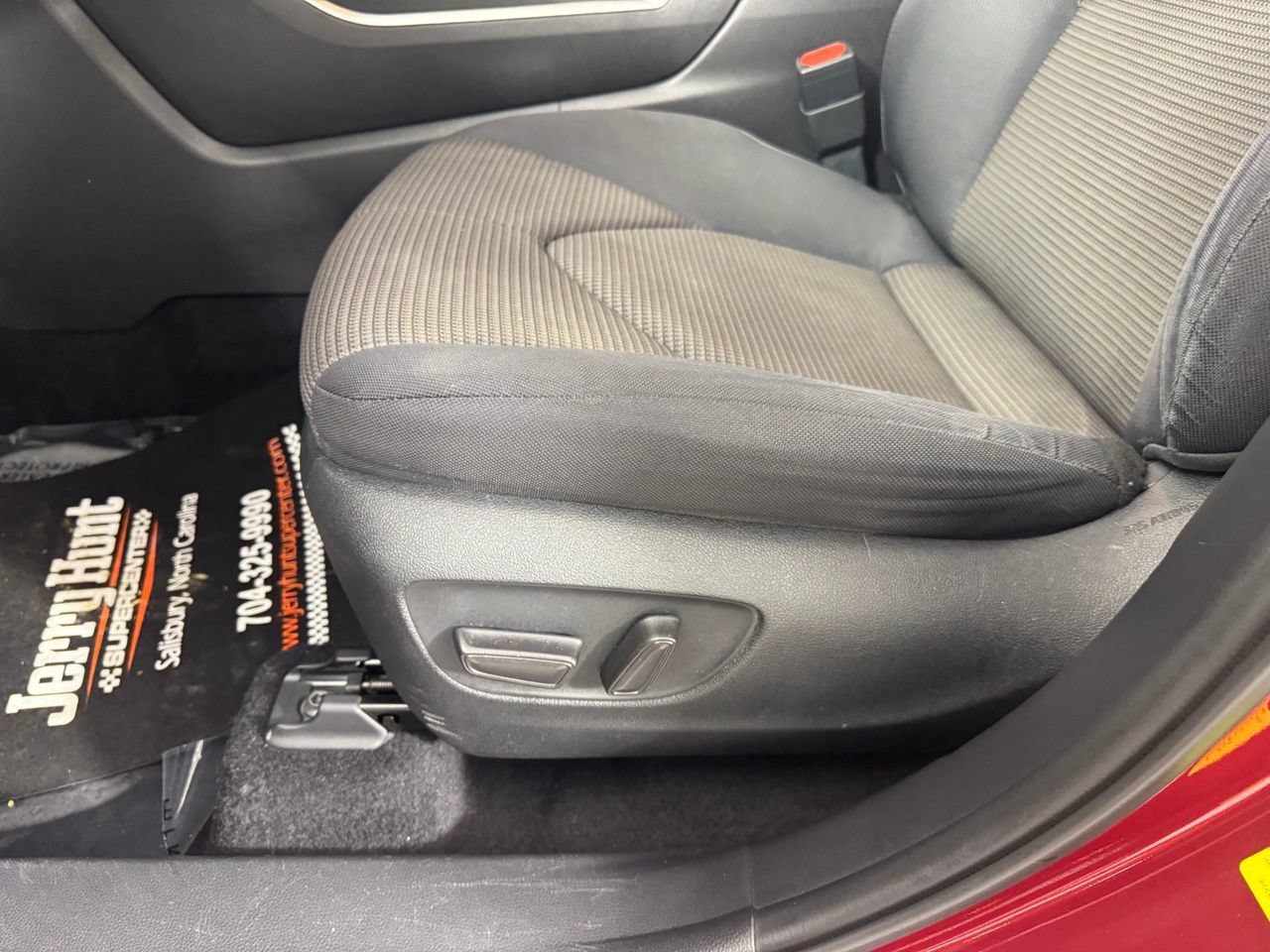 Used 2021 Toyota Highlander LE FWD image 11