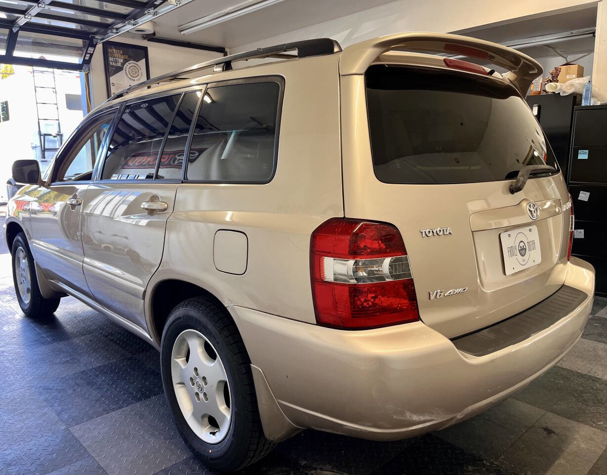 Used 2005 Toyota Highlander 4WD V6 w/ 3rd Row image 4