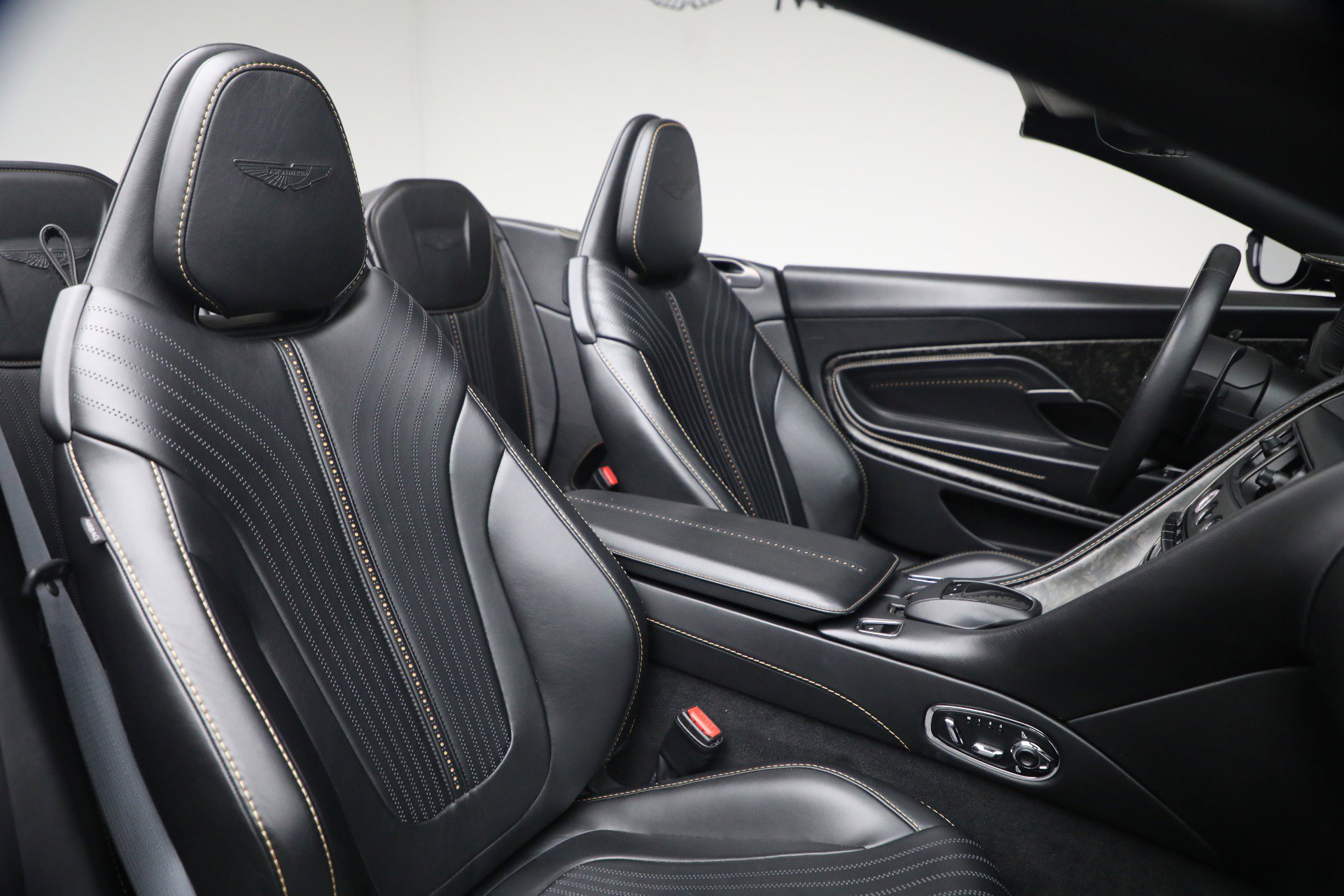 Used 2020 Aston Martin DB11 Volante image 35