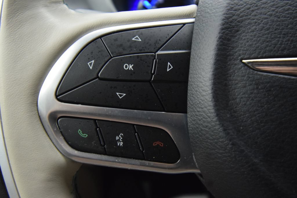 Used 2020 Chrysler Pacifica Limited FWD image 39
