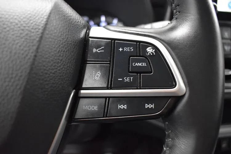 Used 2025 Toyota Highlander LE FWD image 24