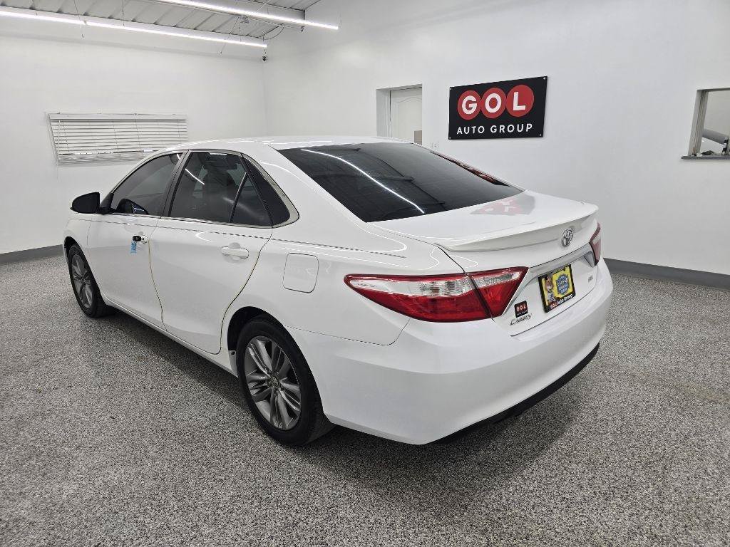 Used 2017 Toyota Camry SE w/ Moonroof Package FWD image 4