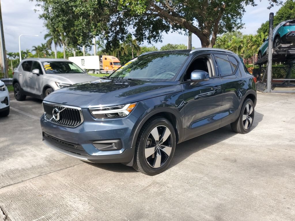 Certified 2022 Volvo XC40 T4 Momentum w/ Premium Package FWD image 3