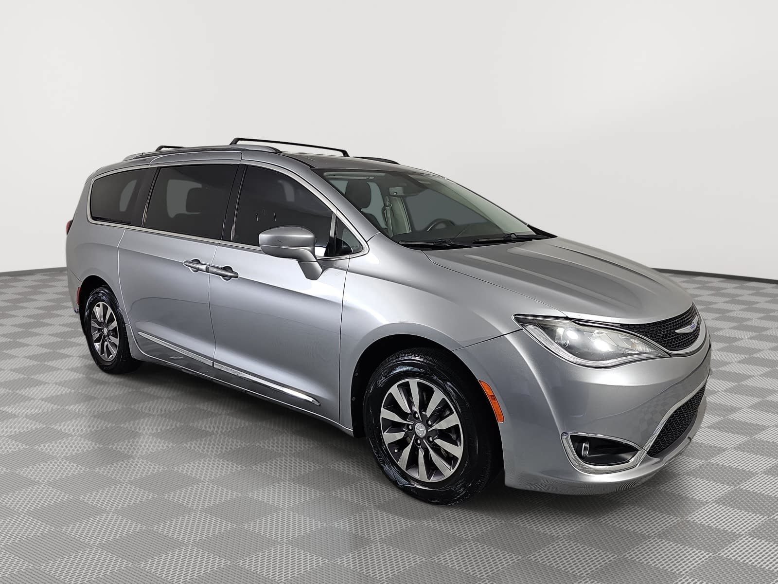 Used 2019 Chrysler Pacifica Touring-L Plus FWD image 2