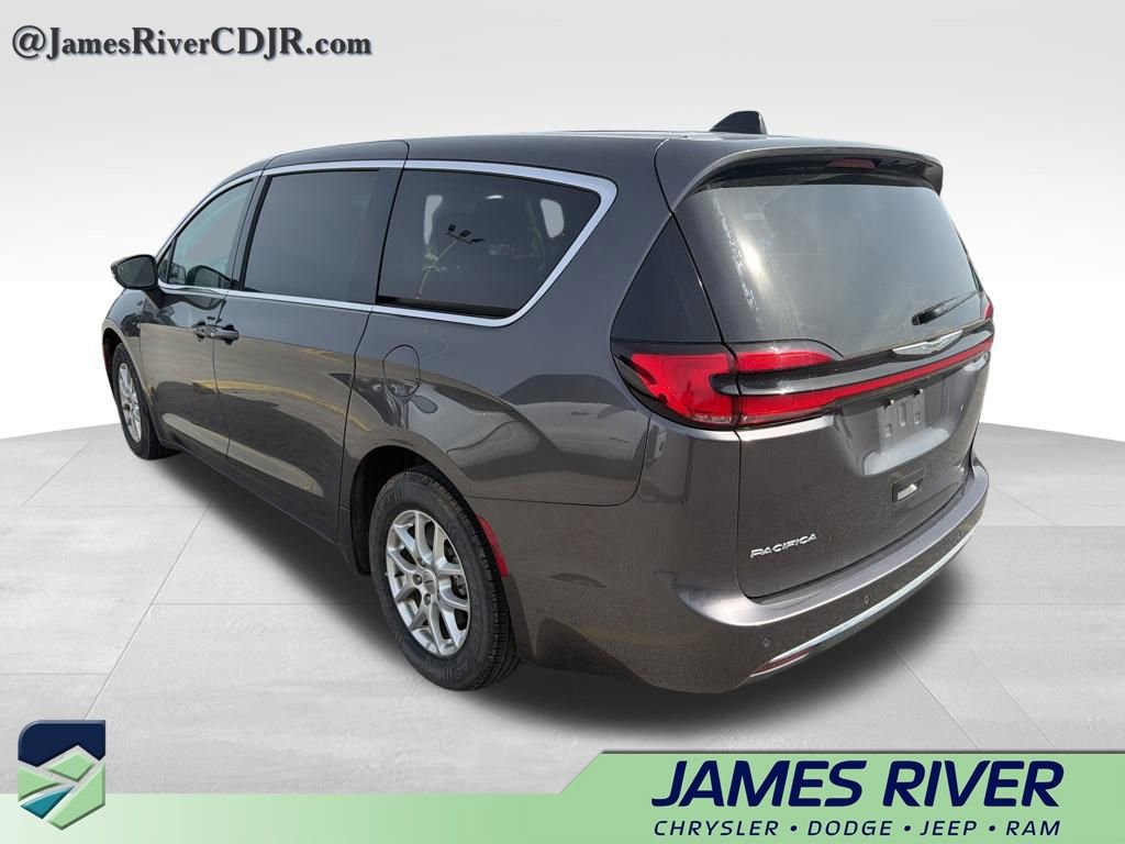 Used 2023 Chrysler Pacifica Touring-L image 8