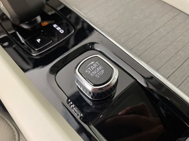 Certified 2025 Volvo XC60 T8 Plus w/ Protection Package Premier AWD/4WD image 20
