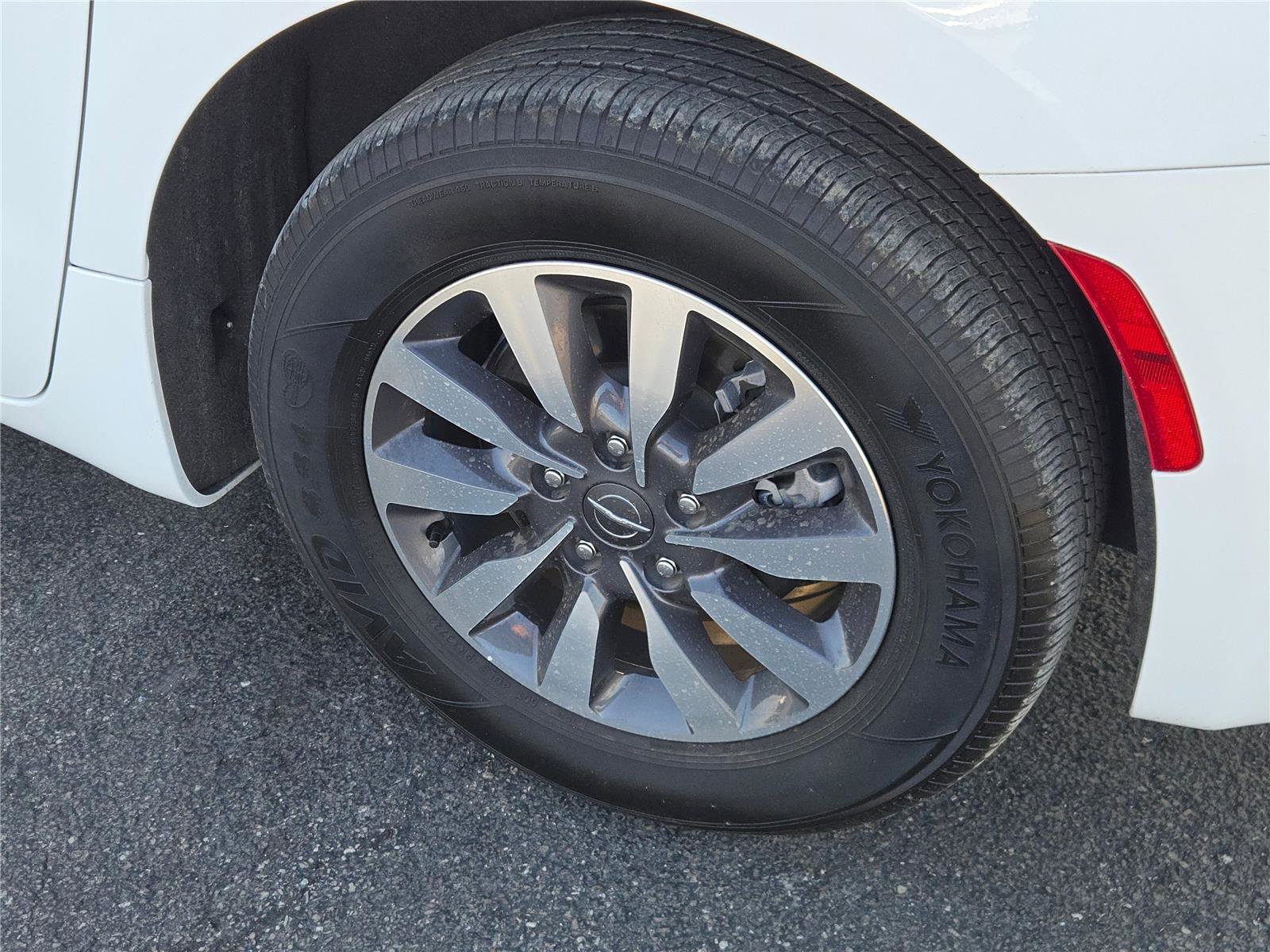 Used 2023 Chrysler Pacifica Limited w/ Uconnect Theater Family Group image 19