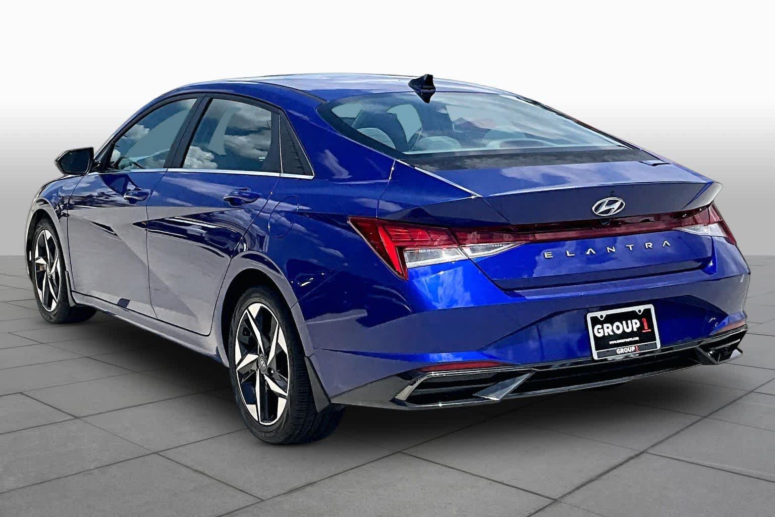 Used 2022 Hyundai Elantra SEL w/ Convenience + Premium Package FWD image 11