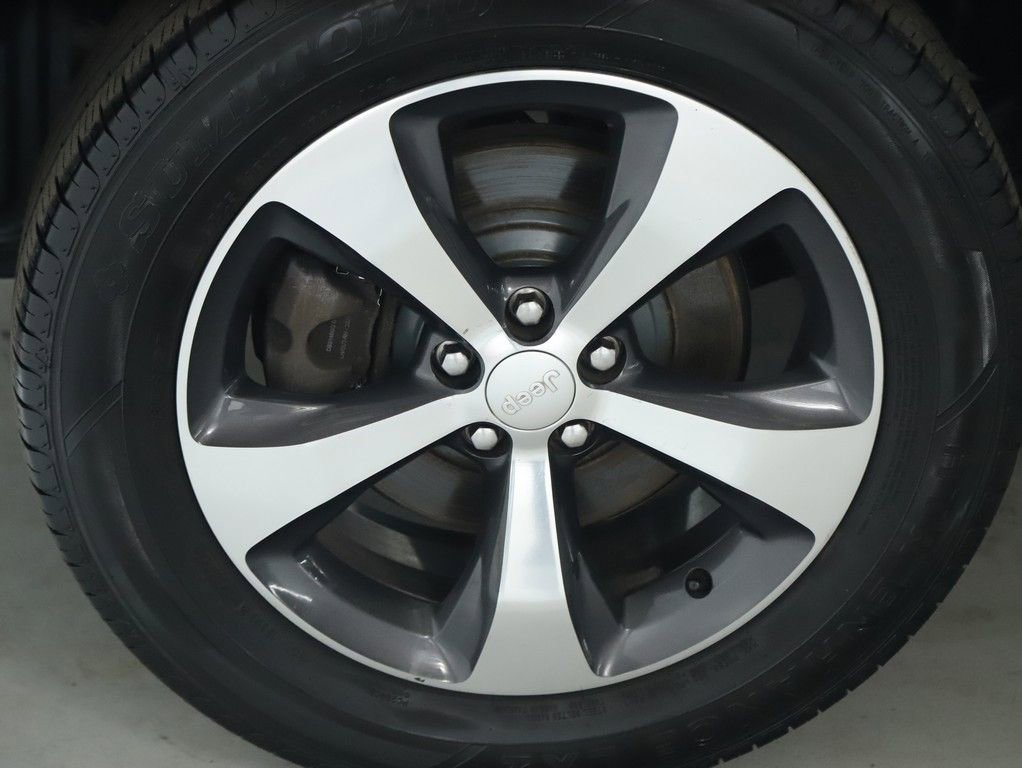 Used 2019 Jeep Cherokee Limited image 12